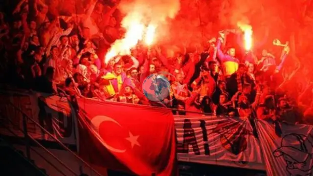 Yunan Taraftarların Irkçı Pankartına Verilen Hafif Ceza Tepki Çekti