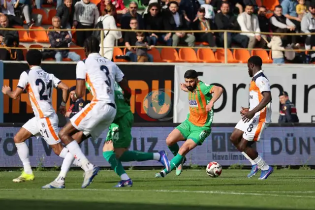 Trendyol Süper Lig: Alanyaspor 0-2 Başakşehir, İlk Yarı Skoru