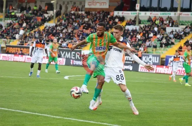 Trendyol Süper Lig'de Alanyaspor ve Başakşehir Karşılaşmasında Sonuç: 1-2