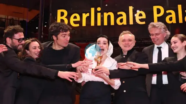 Özgü Namal ve Sarı Zarflar'ın Büyük Başarısı