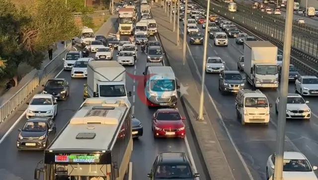 İstanbul'un Pazartesi Sabah Trafiği: Anadolu Yakası'nda Yoğunluk Yüzde 72'yi Buldu