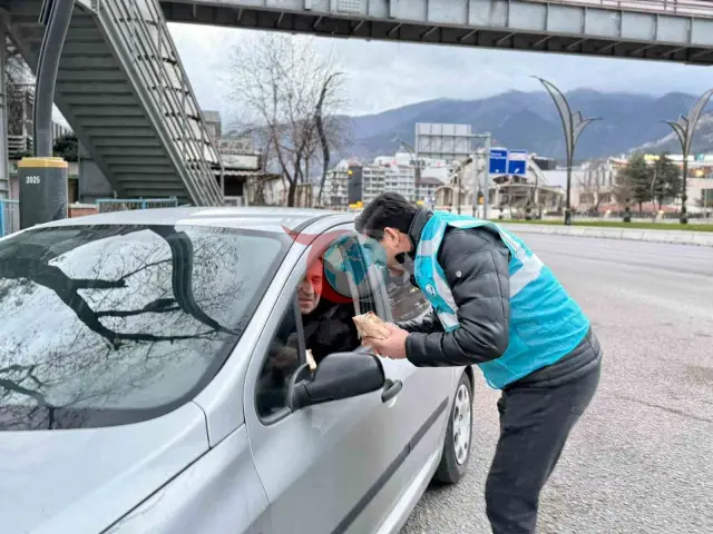 AK Parti Gençlik Kolları, Ramazan'da Trafikte Kalanlara İftariyelik Dağıtıyor