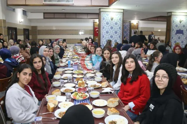Tavşanlı'da Devlet Ana Kız Anadolu İmam Hatip Lisesi'nin İftar Etkinliği