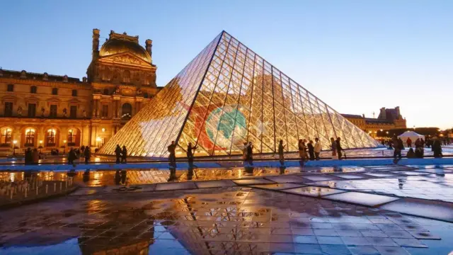 Louvre Müzesi'nde İstifa Şoku: Skandallar Zinciri Müdürü Görevden Ayrılmaya İtti