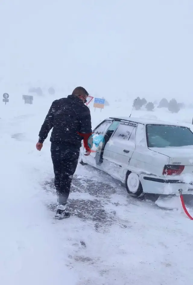 Kayseri'de Kar Yağışı Ulaşımı Engelledi: Tomarza ve Tufanbeyli Yolları Kapandı