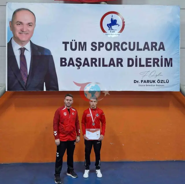 Düzce'den Genç Güreşçi Türkiye'de İkinci Oldu
