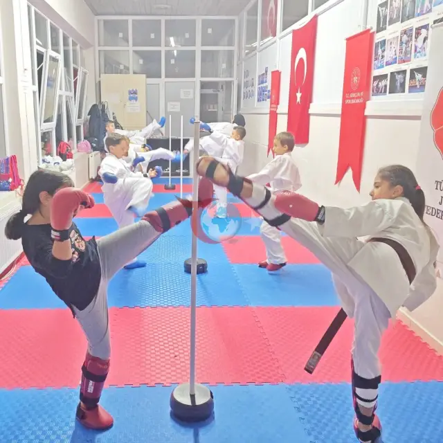 Bilecik’te Spor Okulları Karate Dersleri Devam Ediyor