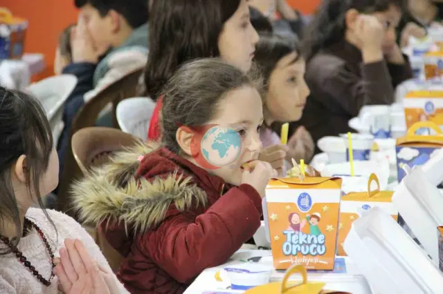 Çorum'da Geleneksel Tekne Orucu İftarında Çocuklar Bir Araya Geldi