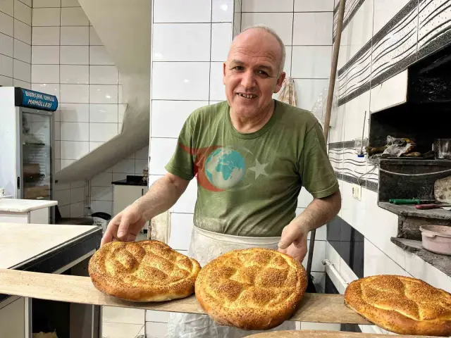 Oruçlu Fırıncılar 180 Derecede Ramazan Pidesi Üretiyor