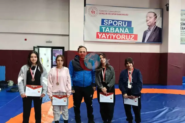 Çataklı Öğrenciler Güreşte Çifte Zafer Kazandı
