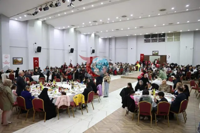 Vali Çakır, Dünya Yetimler Günü'nde İftar Sofrasında Koruyucu Ailelerle Buluştu