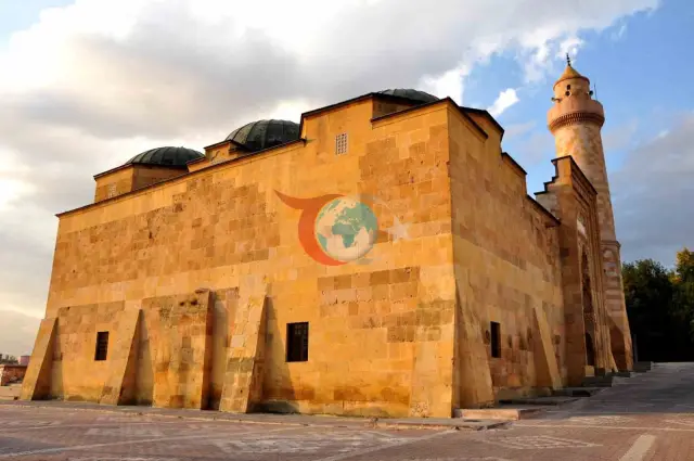 Selçuklu Mirası: 800 Yıllık Alaeddin Camii Ziyaretçilerini Bekliyor