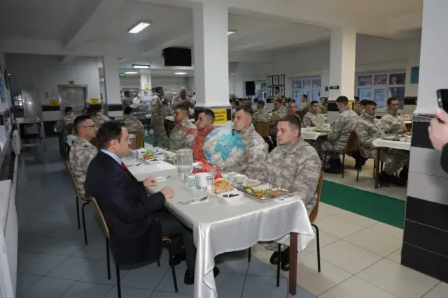 Vali Işın, Mehmetçiklerle İftar Yemeğinde Buluştu