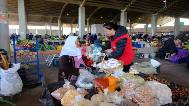 Kuyucak Belediyesi'nden Pazaryerinde Kadınlar Günü Kutlaması
