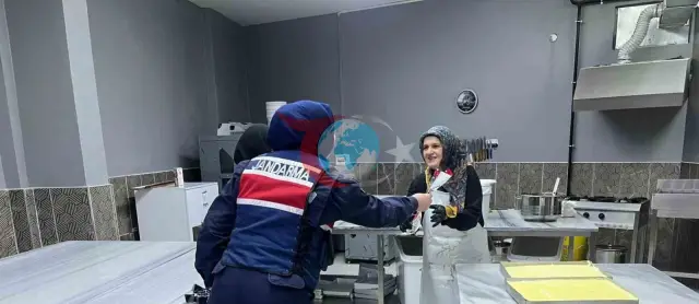 Bayburt Jandarma, Kadınlar Gününü Çiçeklerle Kutladı