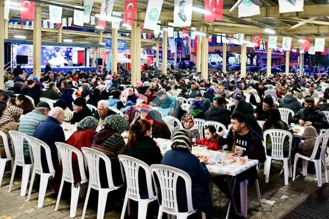Manisa Büyükşehir Belediyesi Kırkağaç'ta İftar Sofrası Kurdu