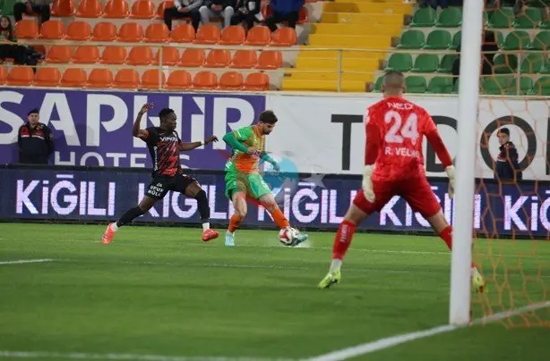Trendyol Süper Lig: Alanyaspor ve Gençlerbirliği İlk Yarıda Beraber