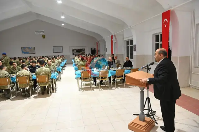 Vali Ustaoğlu, Edremit'te Mehmetçik ile İftarda Buluştu