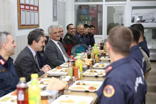 Vali Makas, Mehmetçikle Birlikte İftar Sofrasında