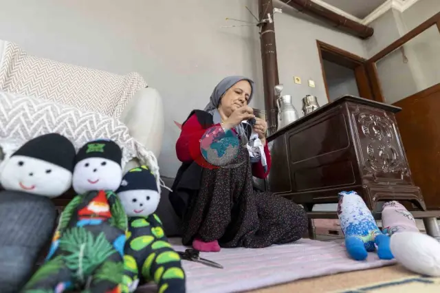 Mersin'de Kadınlar Çoraptan Oyuncak Üreterek Gelir Sağlıyor