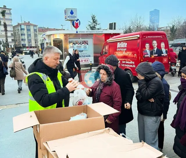 Ümraniye Belediyesi'nden Yolda Kalanlara İftar Hediye Paketi
