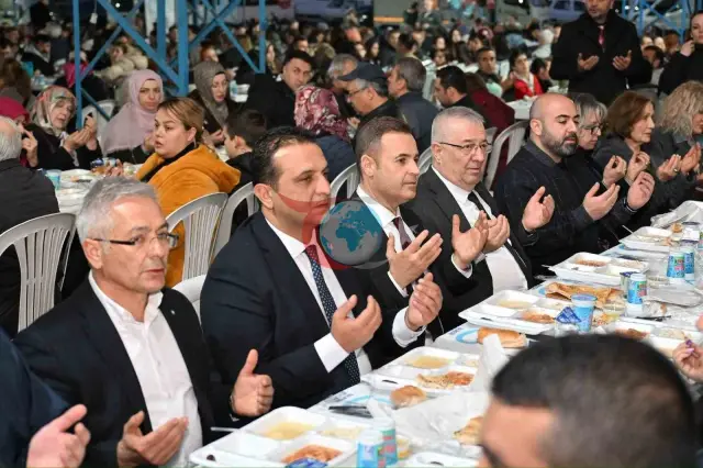 Edremit'te Büyükşehir'in İftar Sofrası Vatandaşları Buluşturdu