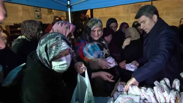 Vali Önder Bakan, Ramazan Ayında Vatandaşlara ve Öğrencilere İkramda Bulundu