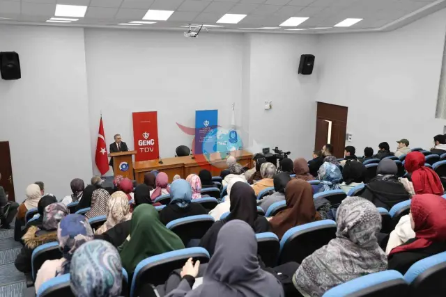 Rektör Altun, Gençlerle Kitap Üzerine Derinlemesine Tartıştı