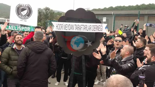 Kocaelispor Taraftarları TFF'ye Siyah Çelenk Bırakarak Tepki Gösterdi