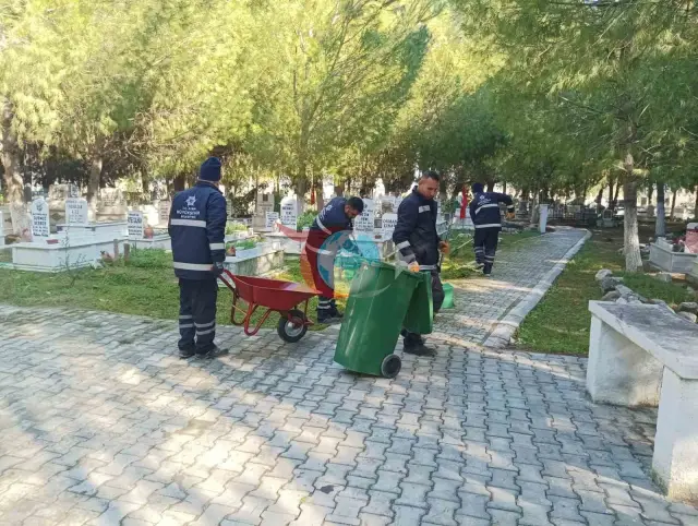 Aydın Büyükşehir Belediyesi'nden Bayram Öncesi Mezarlık Temizliği
