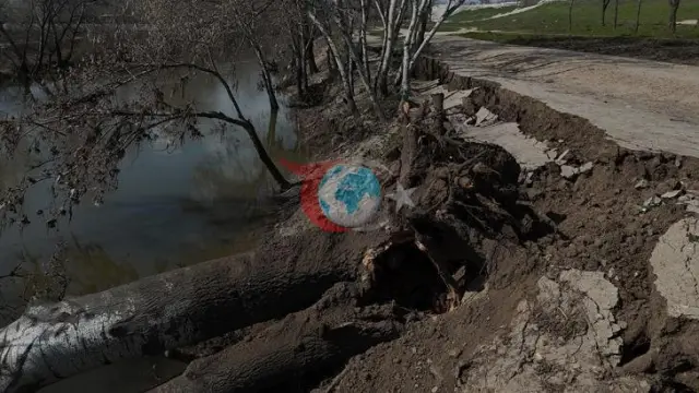 Edirne'de Tunca Nehri Kenarında 50 Metrelik Çatlaklarla Kazaya Davetiye!
