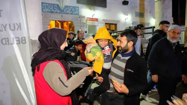 Kuyucak Belediyesi Kadir Gecesi'nde Vatandaşlara Sıcak İkramlarda Bulundu