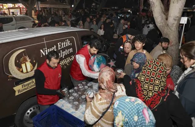 Mersin'de Kadir Gecesi’nde 10 Bin Kişiye Lokma Dağıtıldı