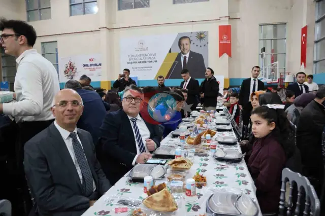 Rektör Özölçer Öğrencilerle İftar Sofrasında Buluştu