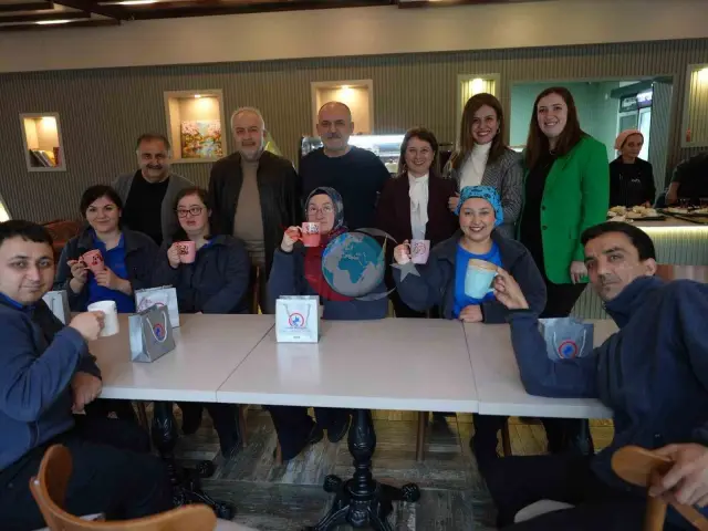 Ünlü Sanatçı Çelebi, Kusursuz Kafe'yi Ziyaret Etti