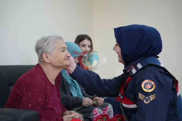 Bayburt'ta Jandarmadan Anlamlı Ziyaret: Huzurevi Sakinlerinin Yüzü Güldü