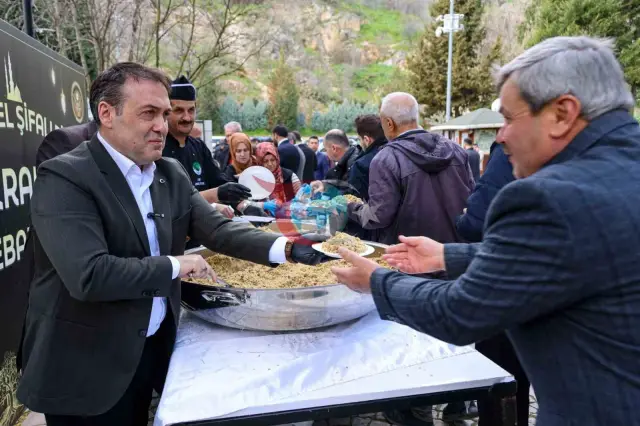 Vali Sözer, Şeyh Edebali Türbesi'nde Geleneksel Pilav Dağıtımı Yaptı
