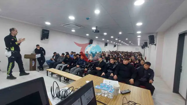 Karacasu'da Öğrencilere Polislik Mesleği ve Güvenlik Eğitimi Verildi