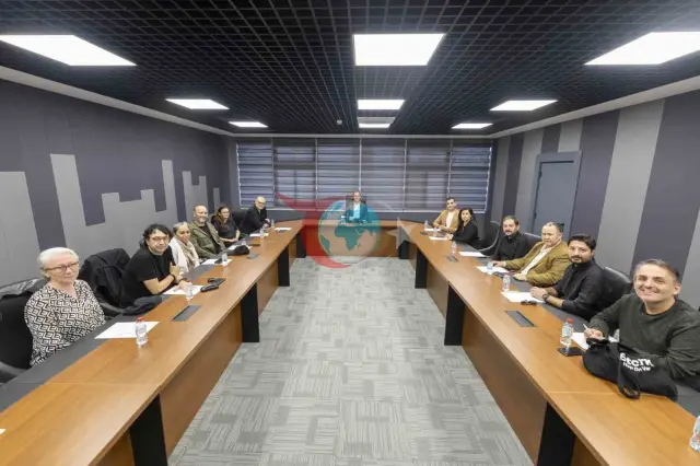 Mersin'de Tiyatro Buluşması: Sanatın Enerjisi Şehri Sarıyor