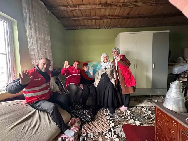 Kızılay Muradiye Şubesinden Yaşlılara Anlamlı Ziyaret