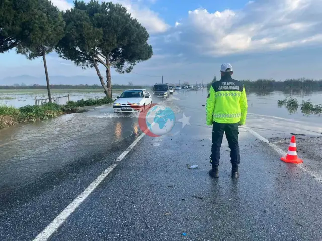 Menderes Nehri'nin Taşkını İncirliova-Koçarlı Yolunu Kapattı