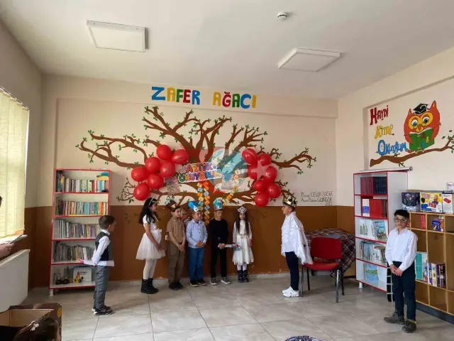 Kars'ta Köy Okulu Tiyatroyla Şenlendi: Öğrencilerden Unutulmaz Performans