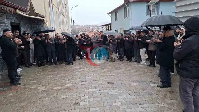 Hisarcık İlçesinden Umre Yolculuğu Başladı: 21 Kişi Dualarla Uğurlandı