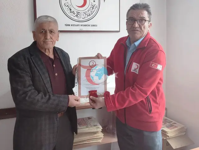 Hisarcık'ta 18 Defa Kan Bağışı Yapan Esnafa Bronz Madalya