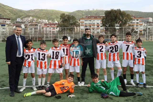 Atatürk Ortaokulu, Körfez'deki 23 Nisan Futbol Turnuvası'nda Şampiyon Oldu