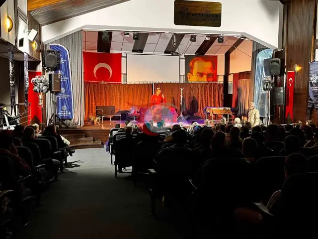 Karacasu'da 'İyi Delirdik' Tiyatro Oyunu Büyük İlgi Gördü