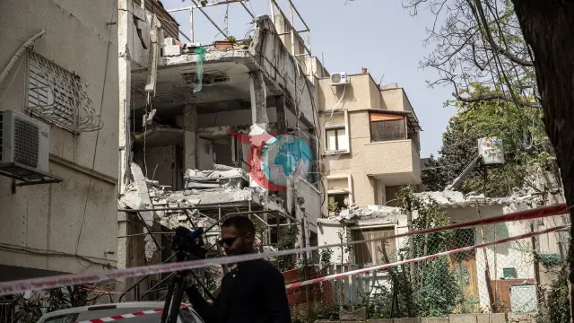 İran'ın Füzeleri Tel Aviv'i Vurdu: Binalar ve Araçlar Zarar Gördü