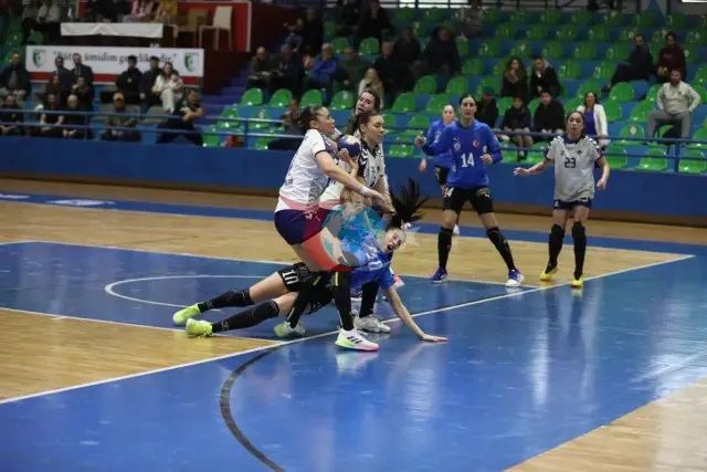 Armada Praxis Yalıkavakspor, Üsküdar'da Zafer Kazandı