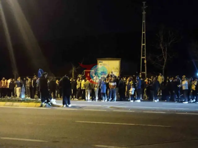Fenerbahçe Taraftarları Samandıra’da Coşkulu Galibiyet Kutlaması Yaptı