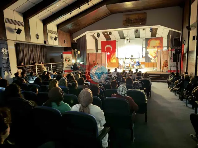 Karacasu'da Tiyatro Severler 'Hepimiz Mahkumuz' Oyununa Akın Etti